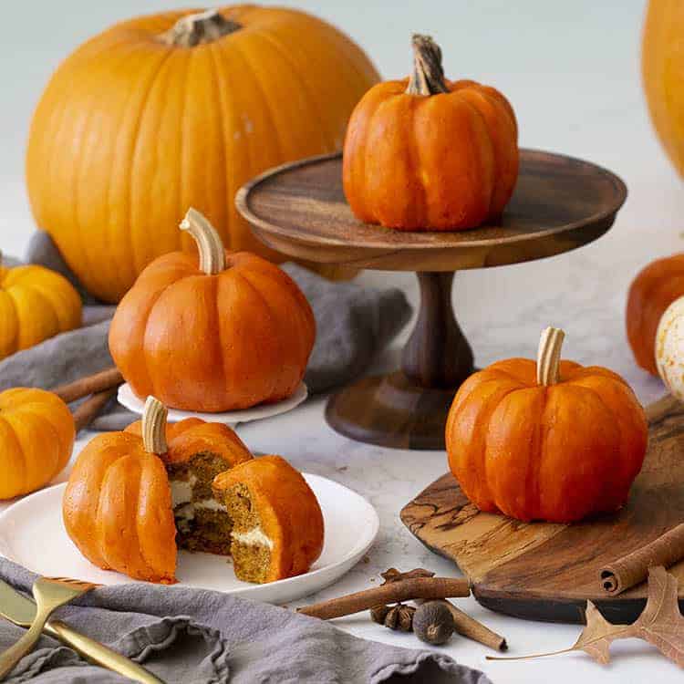 A group of little cakes that look just like pumpkins