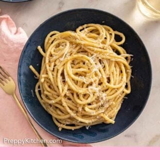 Pinterest graphic of an overhead view of a plate of cacio e pepe.